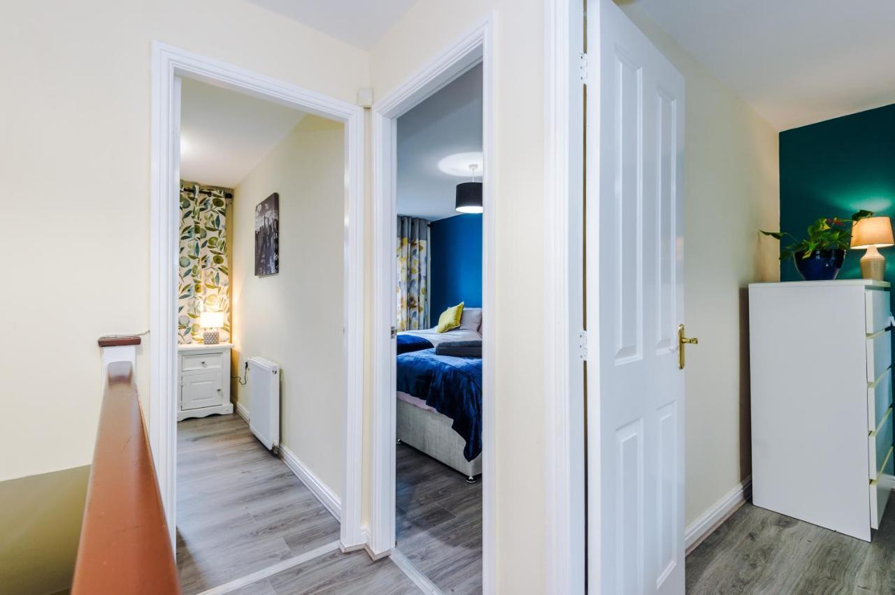 Manchester Comfortable 3 Bedroom House, Free Parking, Wifi & Disneyplus วอร์ซลีย์ ภายนอก รูปภาพ