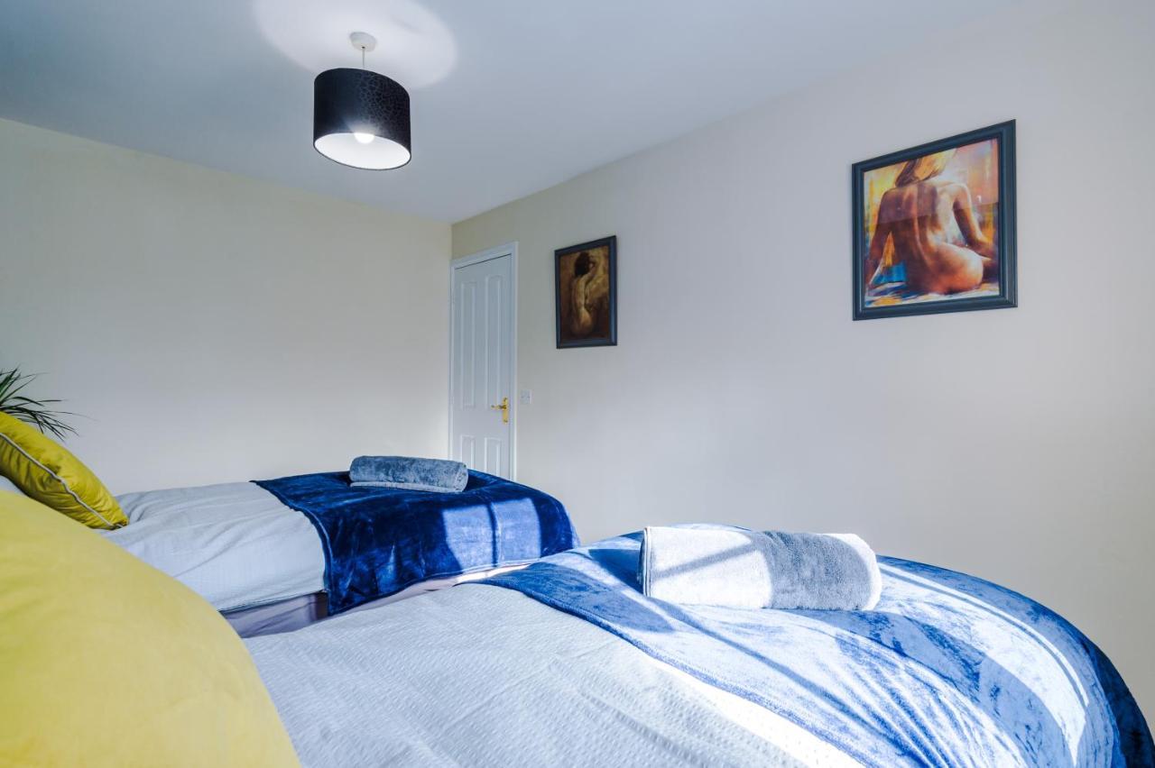 Manchester Comfortable 3 Bedroom House, Free Parking, Wifi & Disneyplus วอร์ซลีย์ ภายนอก รูปภาพ