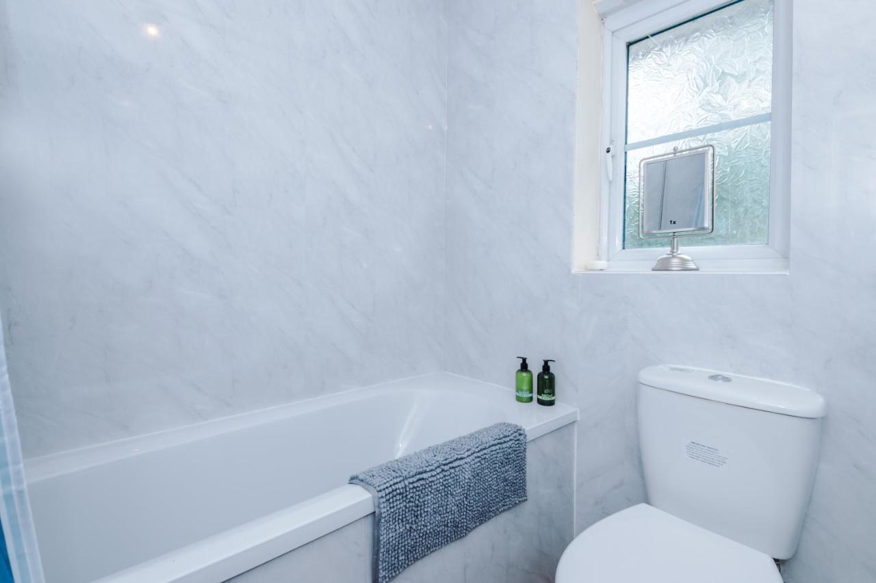 Manchester Comfortable 3 Bedroom House, Free Parking, Wifi & Disneyplus วอร์ซลีย์ ภายนอก รูปภาพ